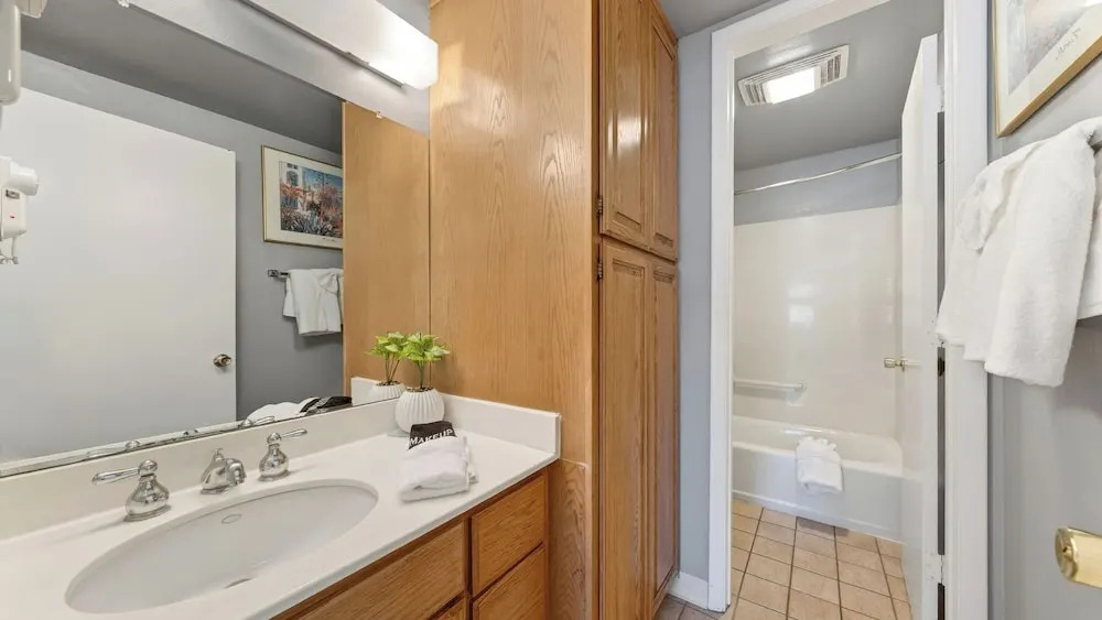 Beach Front Perch by Avantstay Lakefront Condo + Views + Near Dining and Skiing