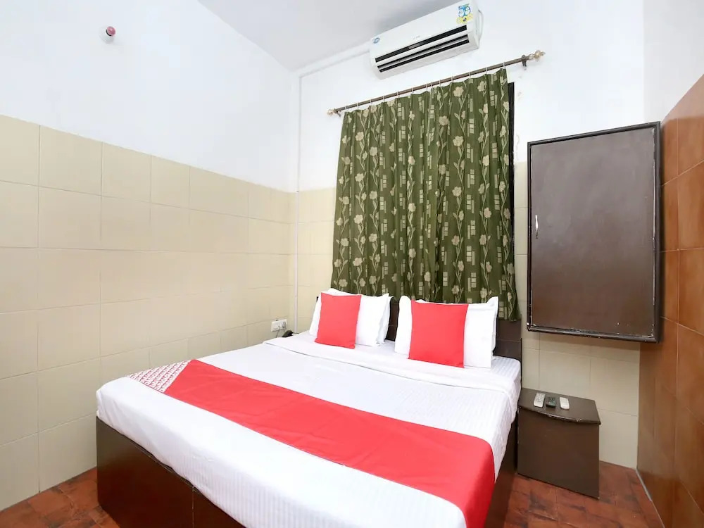 Collection O 12986 The Red Hotel