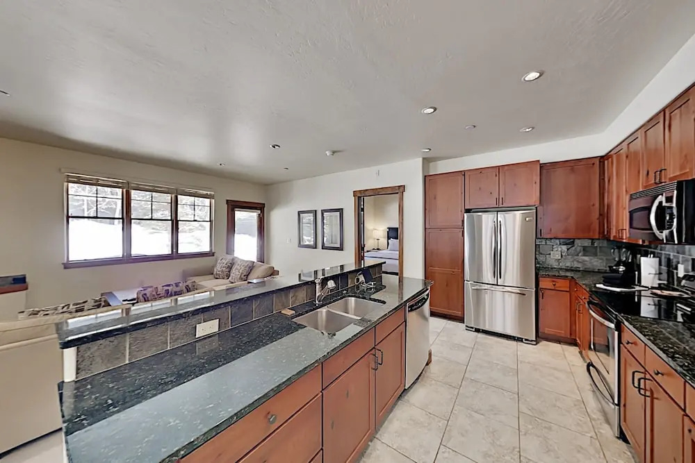 Slopeside : Hot Tub, Walk To Lifts & Village! 2 Bedroom Condo