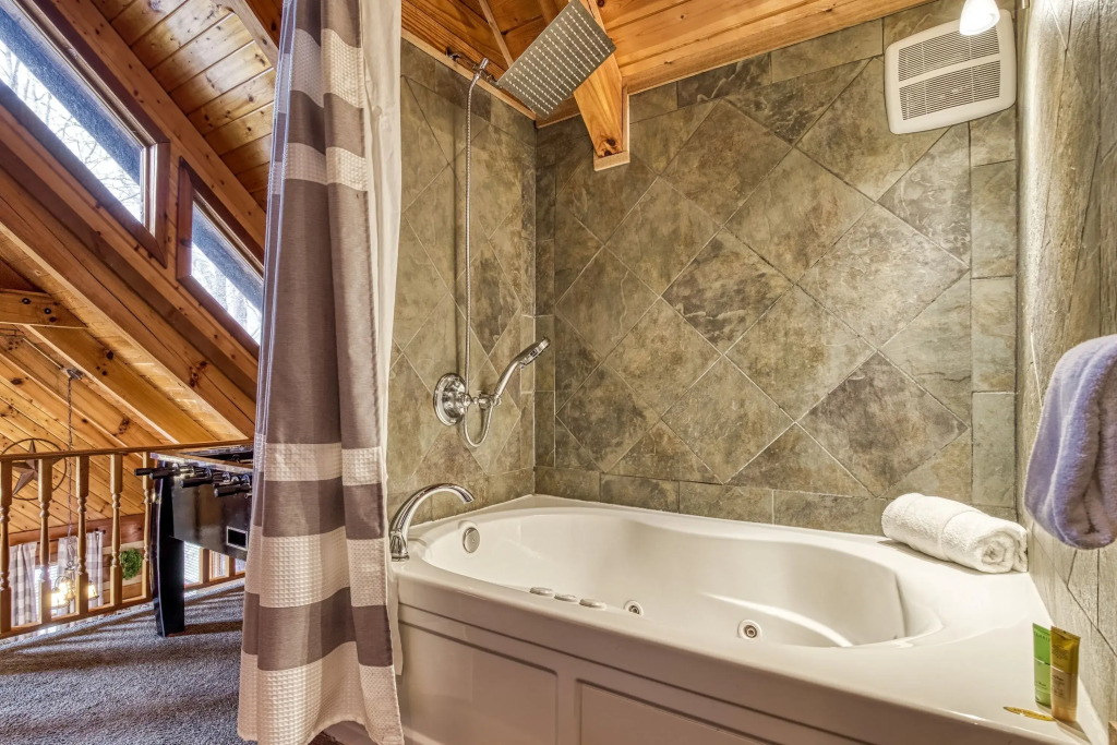 Fantastic Pet Friendly Cabin Hot Tub Fire Pit