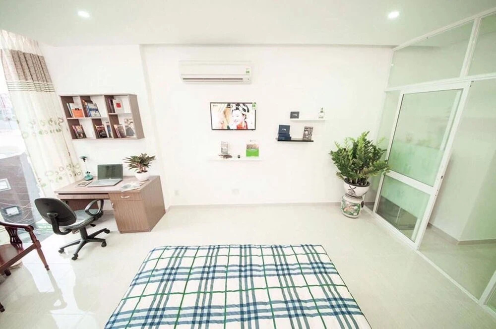 Smiley Apartment 10