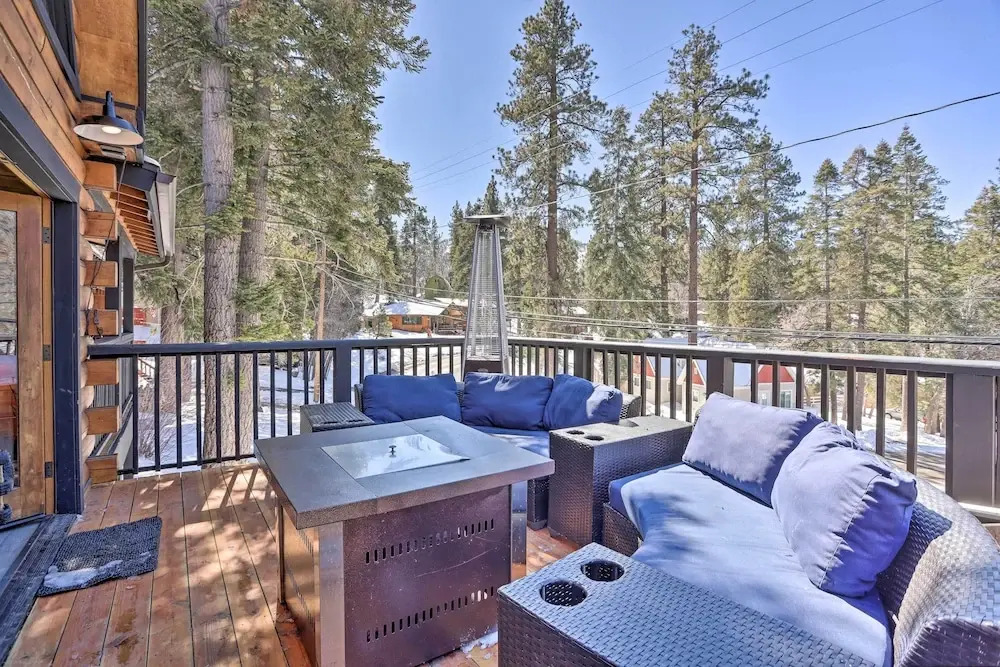 Big Bear Lake Cabin w/ Hot Tub < 1 Mi to Skiing!