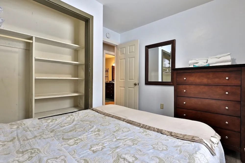 The Killington Bigelow Chalet: Large Ski Home. 8 Br/4.5 Ba/16 People. Hot Tub. Shuttle. Game Room. 8 Bedroom Home