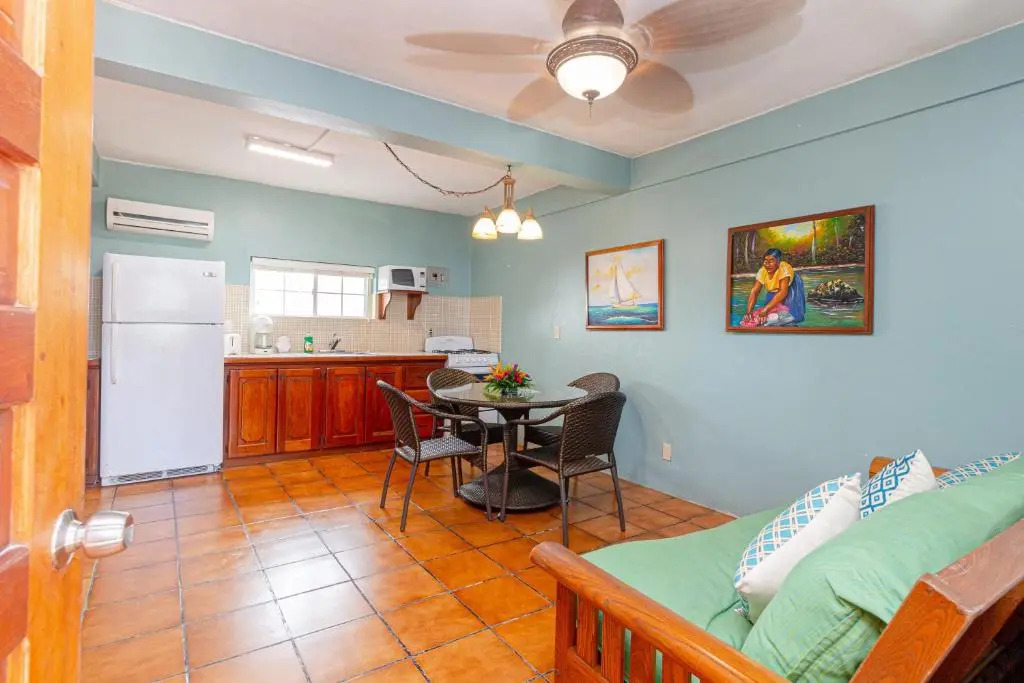 Blue Tang Inn - Beachfront Suites and Pool