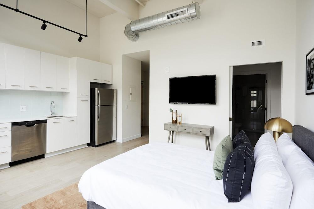 Contemporary Museum District Suites by Sonder