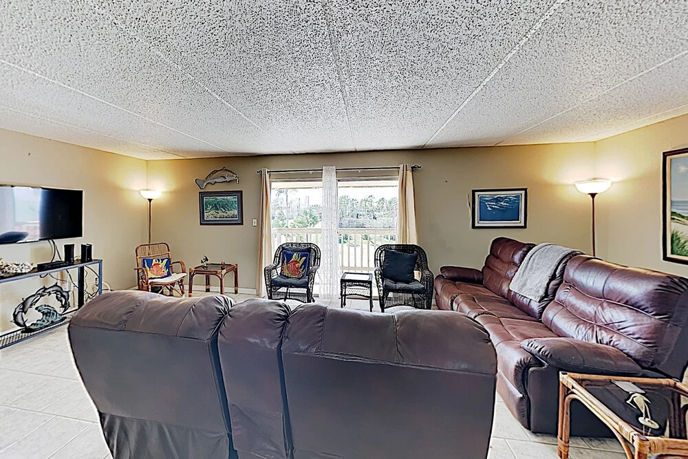 New Listing! Bay-view W/ Pool, Walk To Beach 2 Bedroom Condo