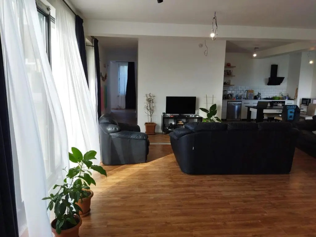 cheerful 5-bedroom home near lisi lake