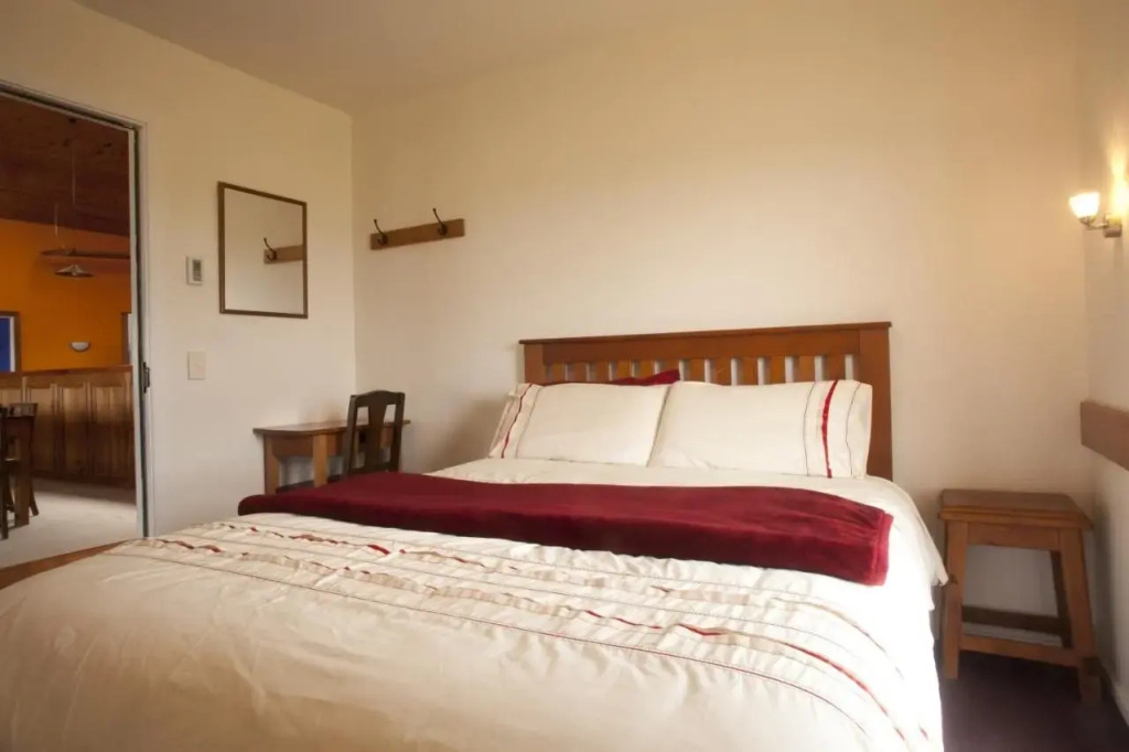 Old Bones Lodge Is 4.6 South Oamaru