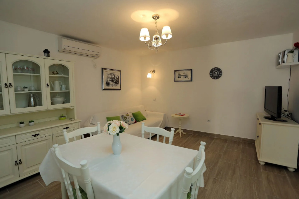 Apartment Ali - modern apartments: A2 Supetar, Island Brac