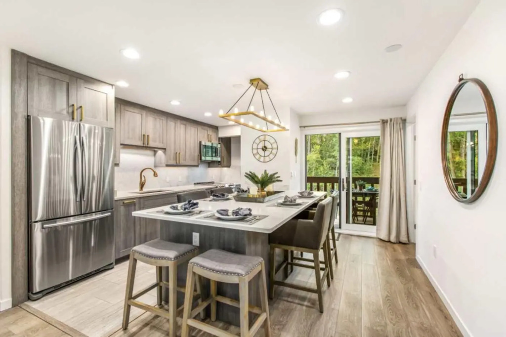 Designer 2 BR on River - Walk to Gondola & Town