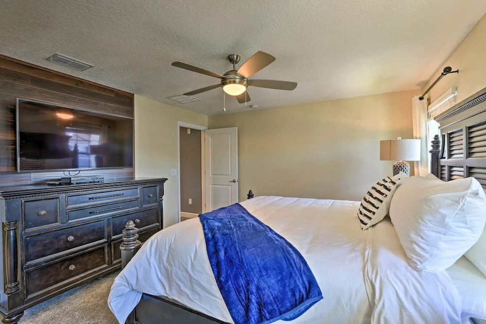 ~ 6 Mi to Disney: Kissimmee Retreat w/ Pool!