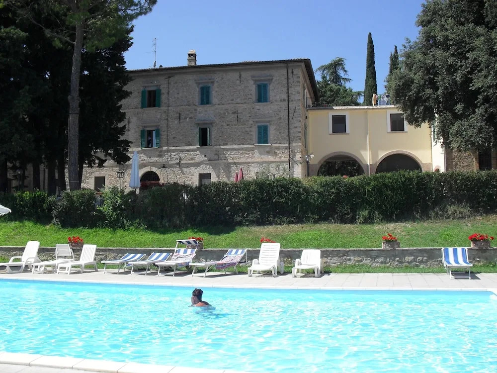 Splendid Farmhouse in Gualdo Cattaneo with Hot Tub
