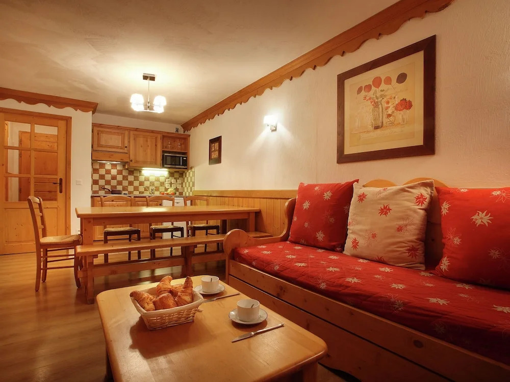 Apartment on the Slopes in the big ski Area Grandes Rousses