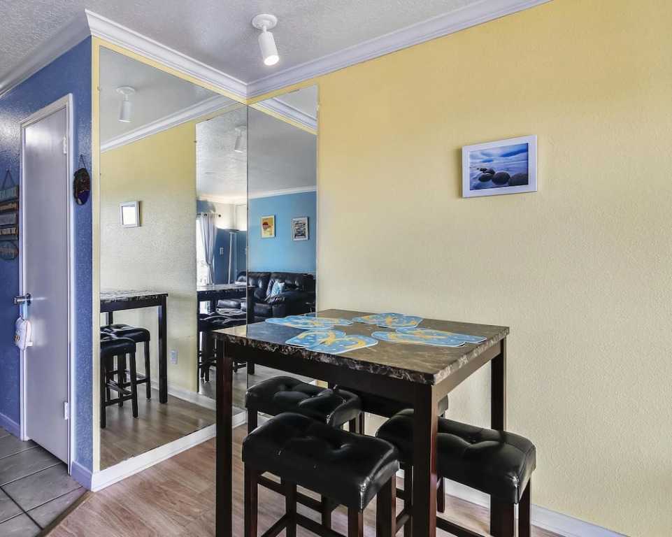 Victorian 9318-Kiwi Flip Flop - 1 Br Condo