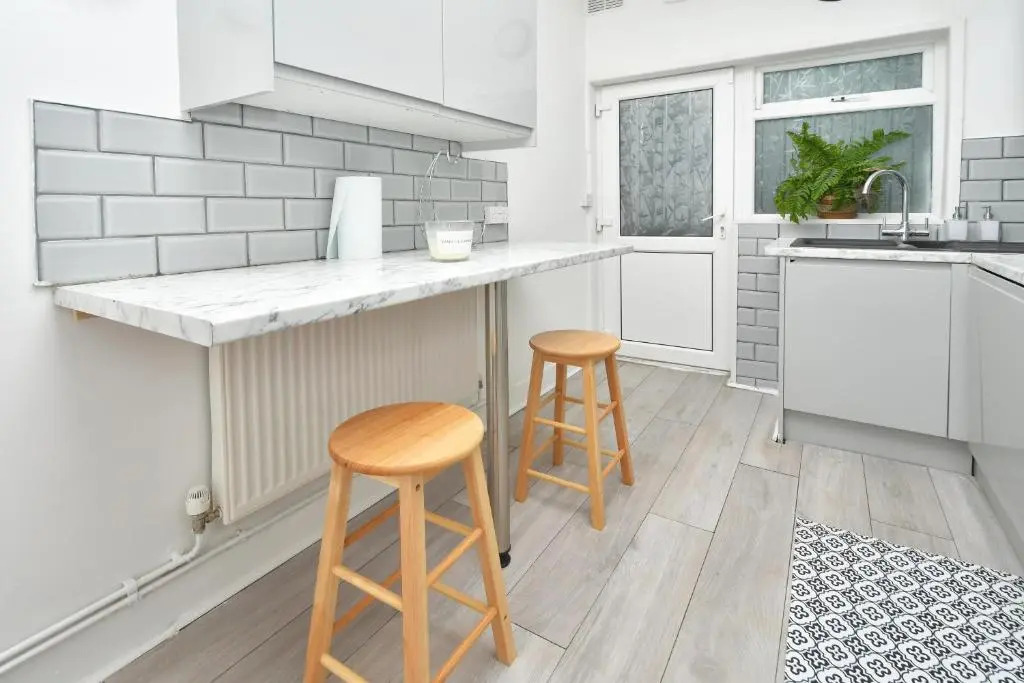 Beautiful 3-bed House by Ministays Stoke-on-trent