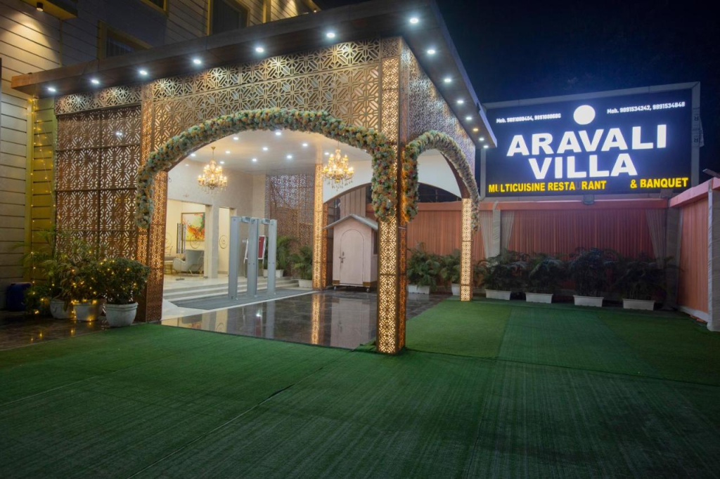 Hotel Luxe Opera NH8 - 7km from IGI Airport Delhi