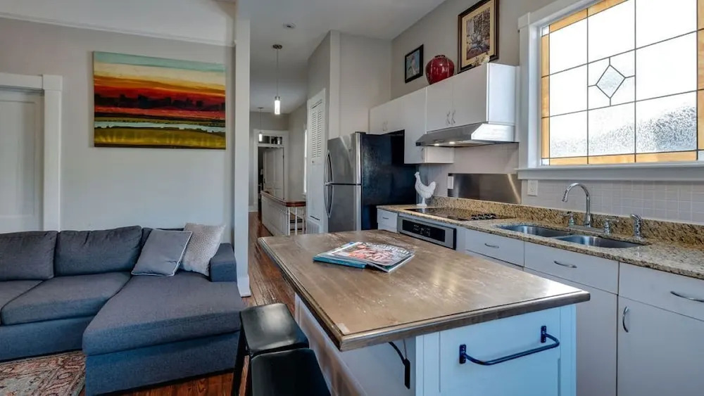 Huge 5 bedroom 5 bath Home in Savannah