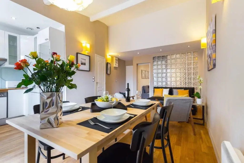★ Quiet Old Town Apt with AC, 5min Walk to Beach ★