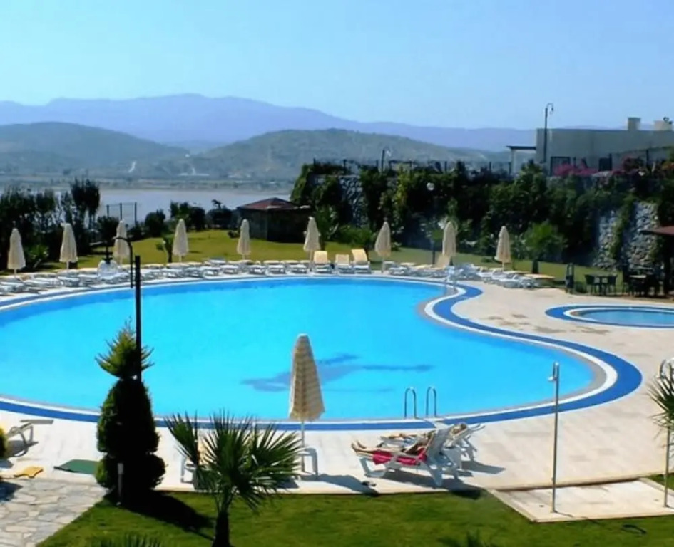 1 Bedroom Apartment Lake View 8 by Likya Global