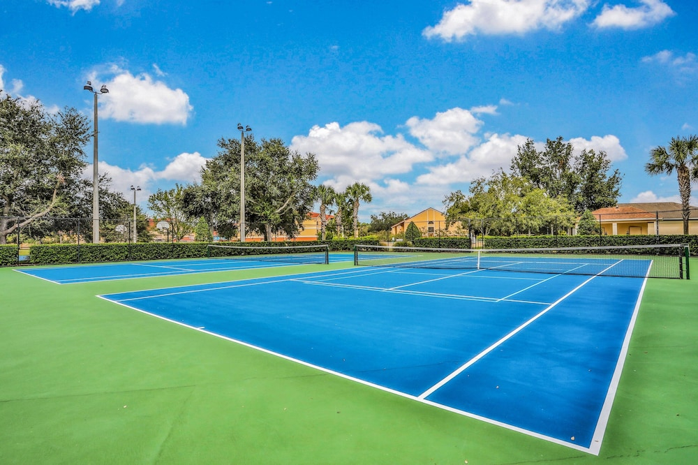 Friendly Condo With Pool and hot tub Access, Wifi, Central AC, and Private W/D