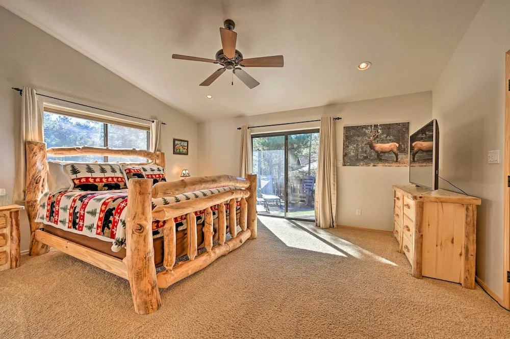 Deck, BBQ & Fireplace: Family Cabin in Show Low!