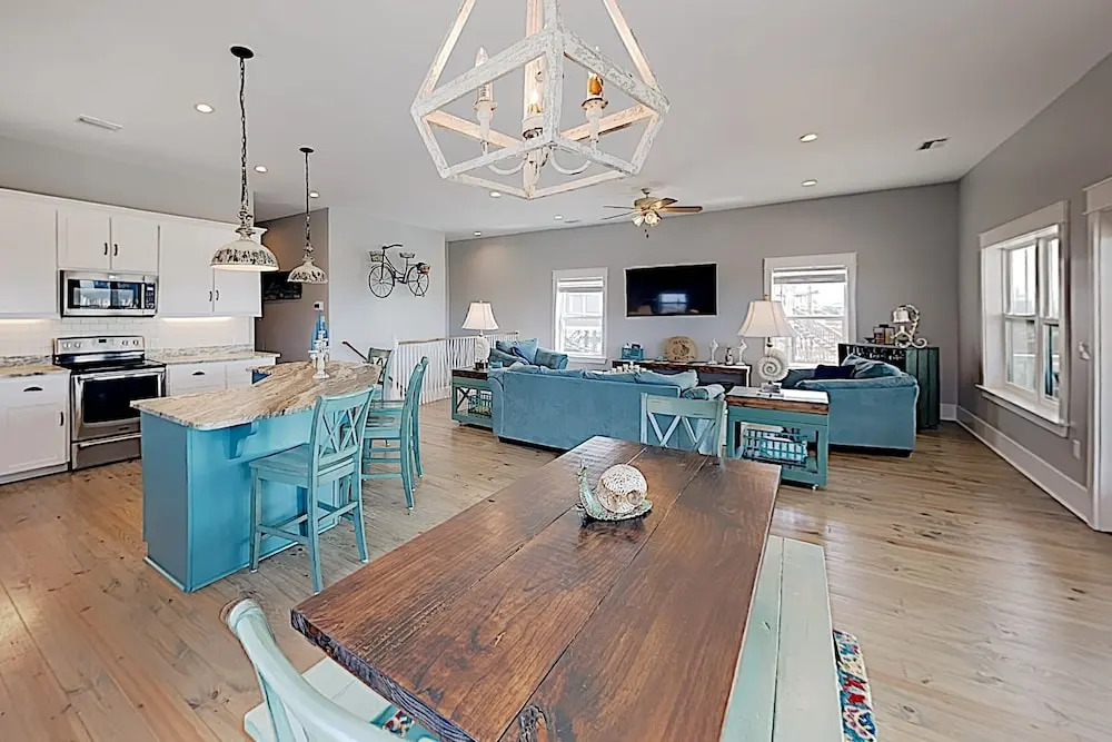 New Listing! Ellie Fish Gulf Gem W/ Balconies 4 Bedroom Home