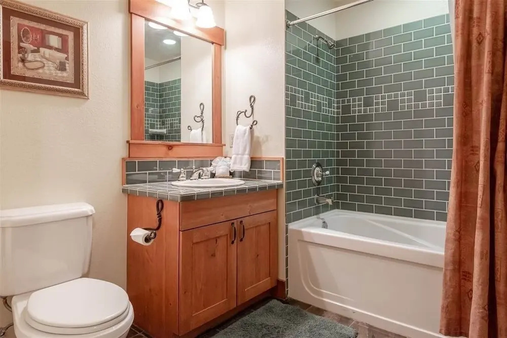 Stylish End Unit On Fairway, Hot Tub - Walk To Lift 2 Bedroom Condo