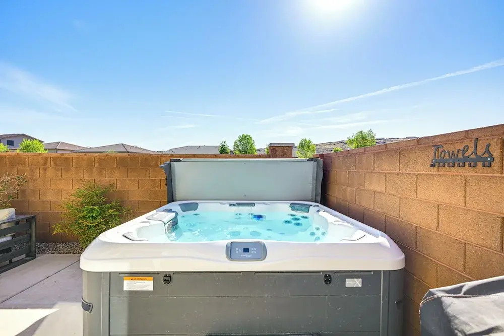 Private Hot Tub & Community Pool: Washington Home!