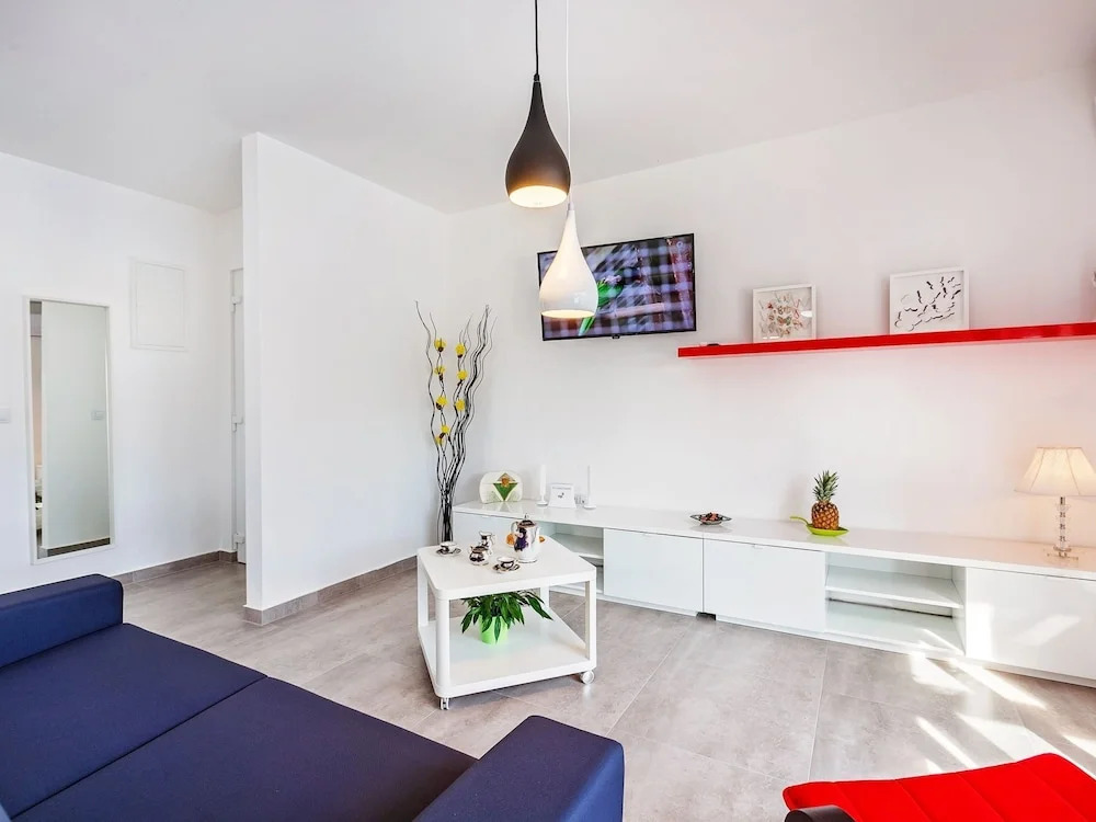 Elegant Villa With Swimming Pool in Pula Near Sea