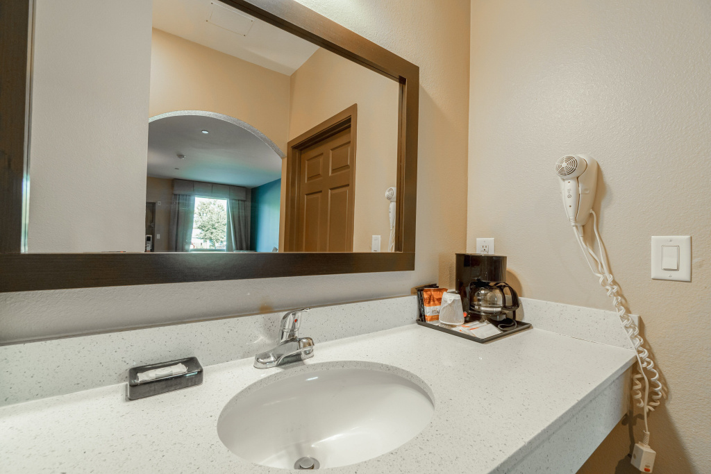 Moulton Inn & Suites By OYO Near Shiner TX