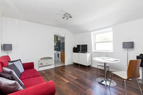 Central Top Floor 1 Bed- Shard View