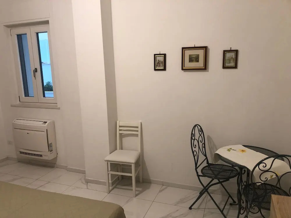 Room in Apartment - Two Flowers Guest House
