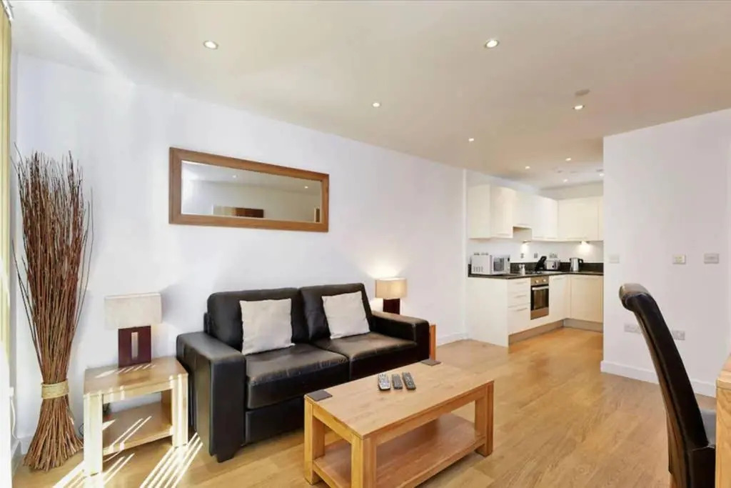 MODERN APARTMENT at SLOUGH STATION, LONDON IN 18 MINS!