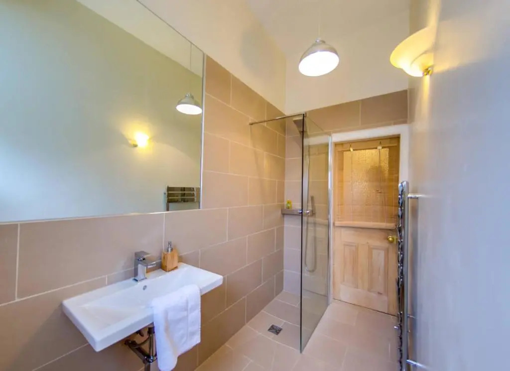 Spacious 3BR Apt moments from the Meadows & Old Town
