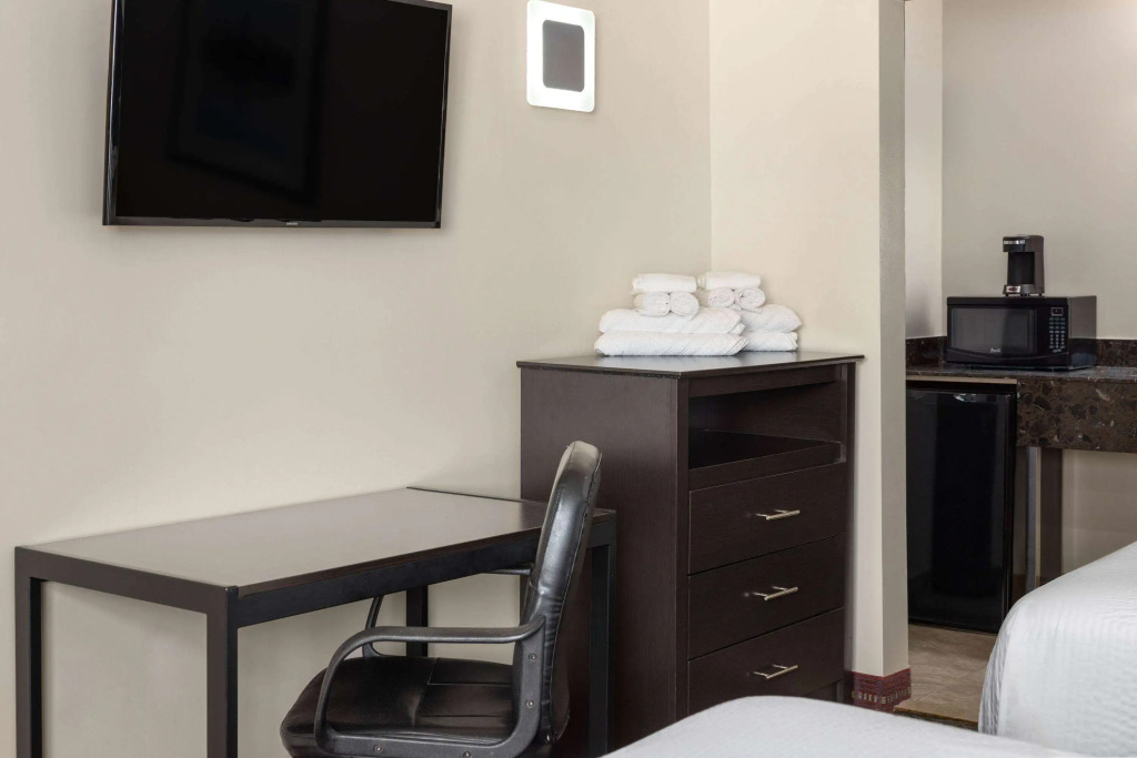 Travelodge by Wyndham Manhasset