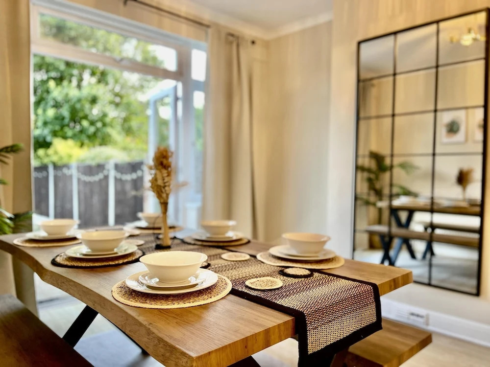 Stylish 3-bed House in Hornchurch - Free Parking