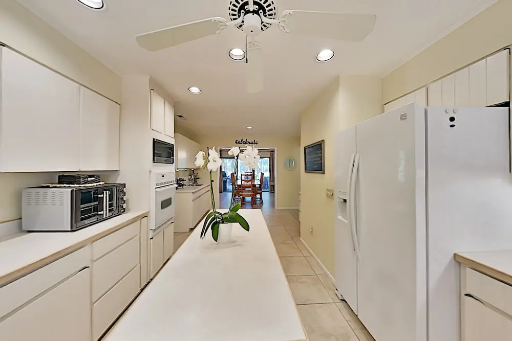Five Oaks Coastal Cottage in Gated Seabrook Island home