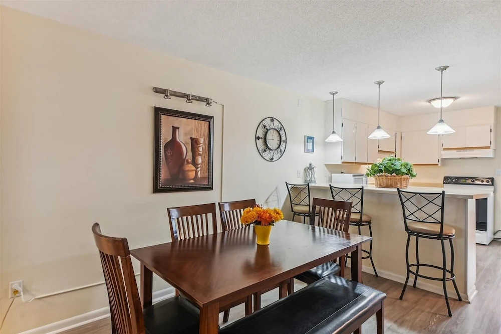 Venus 219 - 2nd Floor 1 BR on Okaloosa Island with easy beach access by RedAwning