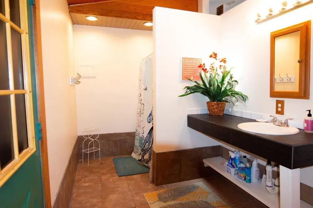 Upstairs 1Br Beach Apartment in the Heart of the Vibe District 5 Minute Stroll to Beach 1480