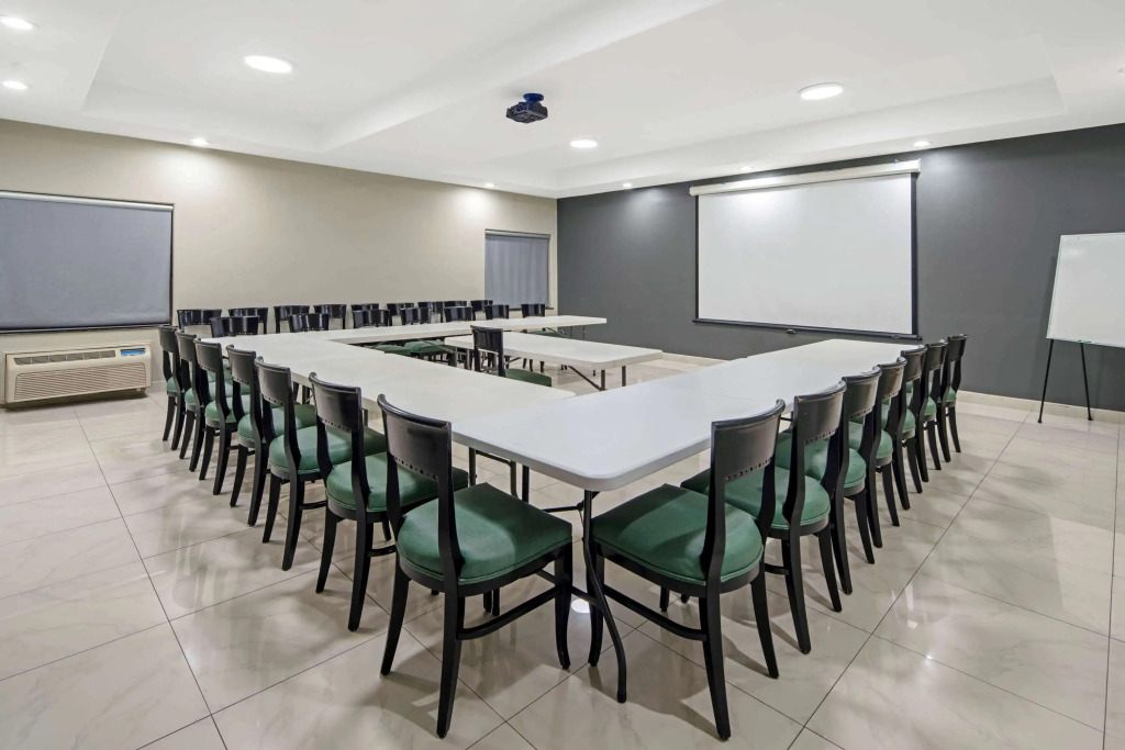 La Quinta Inn & Suites by Wyndham Mercedes Outlet Mall