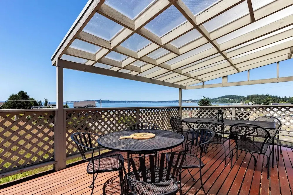 Private Beach Access + Water Views! Sleeps 18, Historic 6bdr Farmhouse w/ Deck