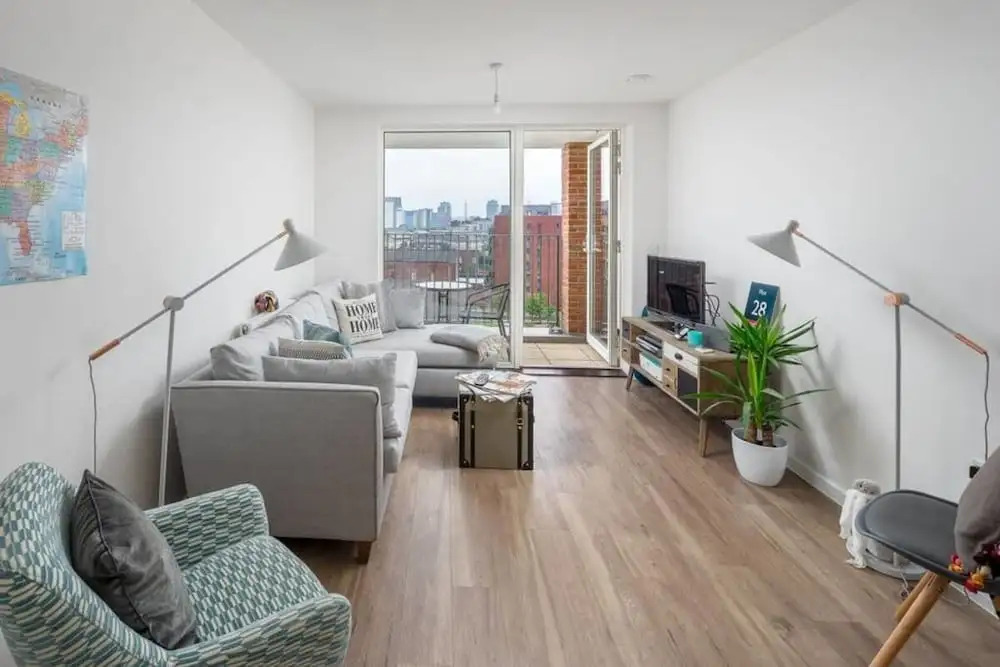Modern 2bed apt Sleeps 6 W/balcony in Canning Town