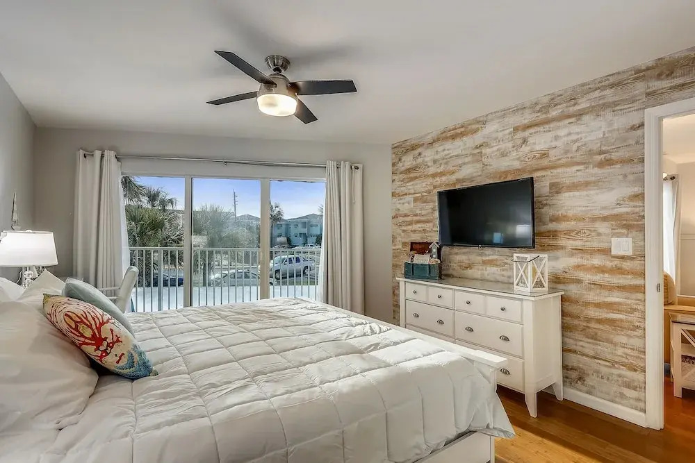Seacrest 206 is a gorgeous Gulf Front2 BR with Free Beach Service for 2 by RedAwning