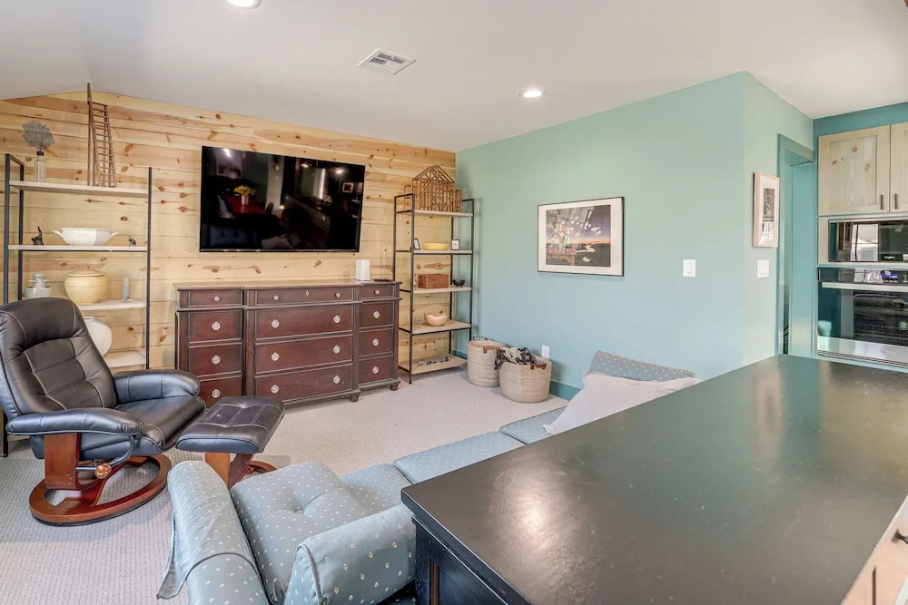1 Mi to Campus: Modern Tulsa Home w/ Private Yard