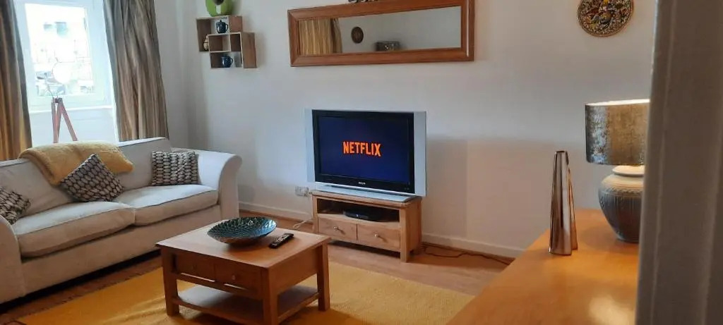 Prime Town Center, Modern, 2 Bedroom Apartment,Free Private Parking, WiFi