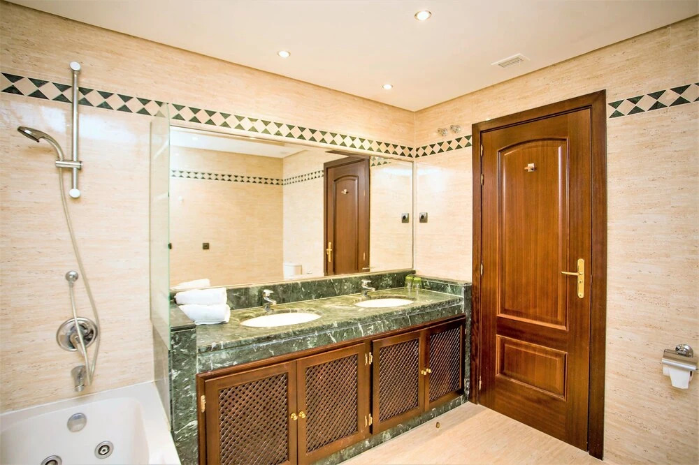 2 Bed Apartment with Mountain and Sea Views VDS33