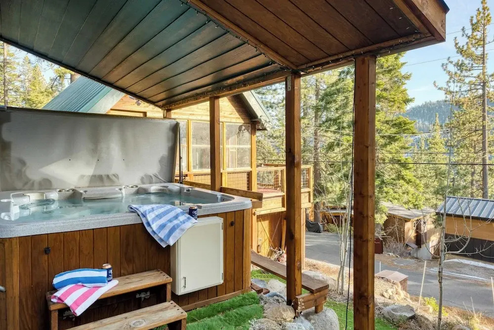 Denton by Avantstay Hot Tub, Deck w/ Fire Pit Near Skiing & Lake!