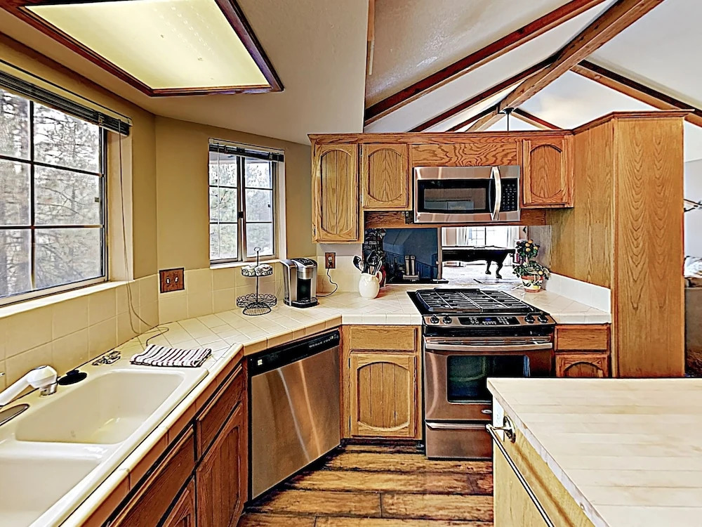 Eagles Nest: Large House Near Lake & Ski Resorts 3 Bedroom Home