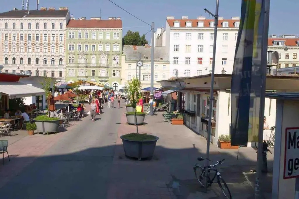 Center apt in best area near park & danube 20’to Airport