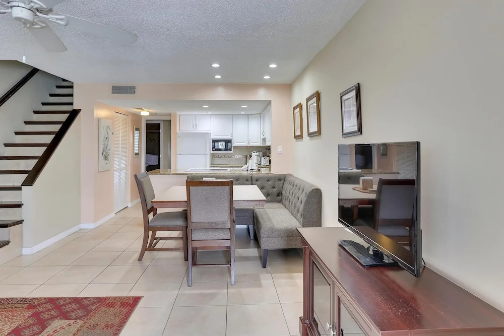 Sunset Chateau 609 Top Floor/ Amazing Views/ Great Location!